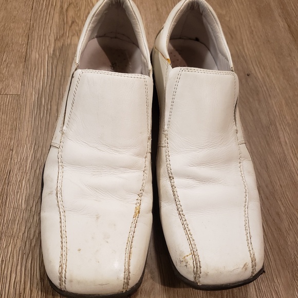 Sleek White Leather: Slip-On Shoes with Captivating Style and Excellent Grip - Picture 5 of 7